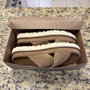 SOLD OUT Women’s Ugg Goldenstar Chestnut sandals